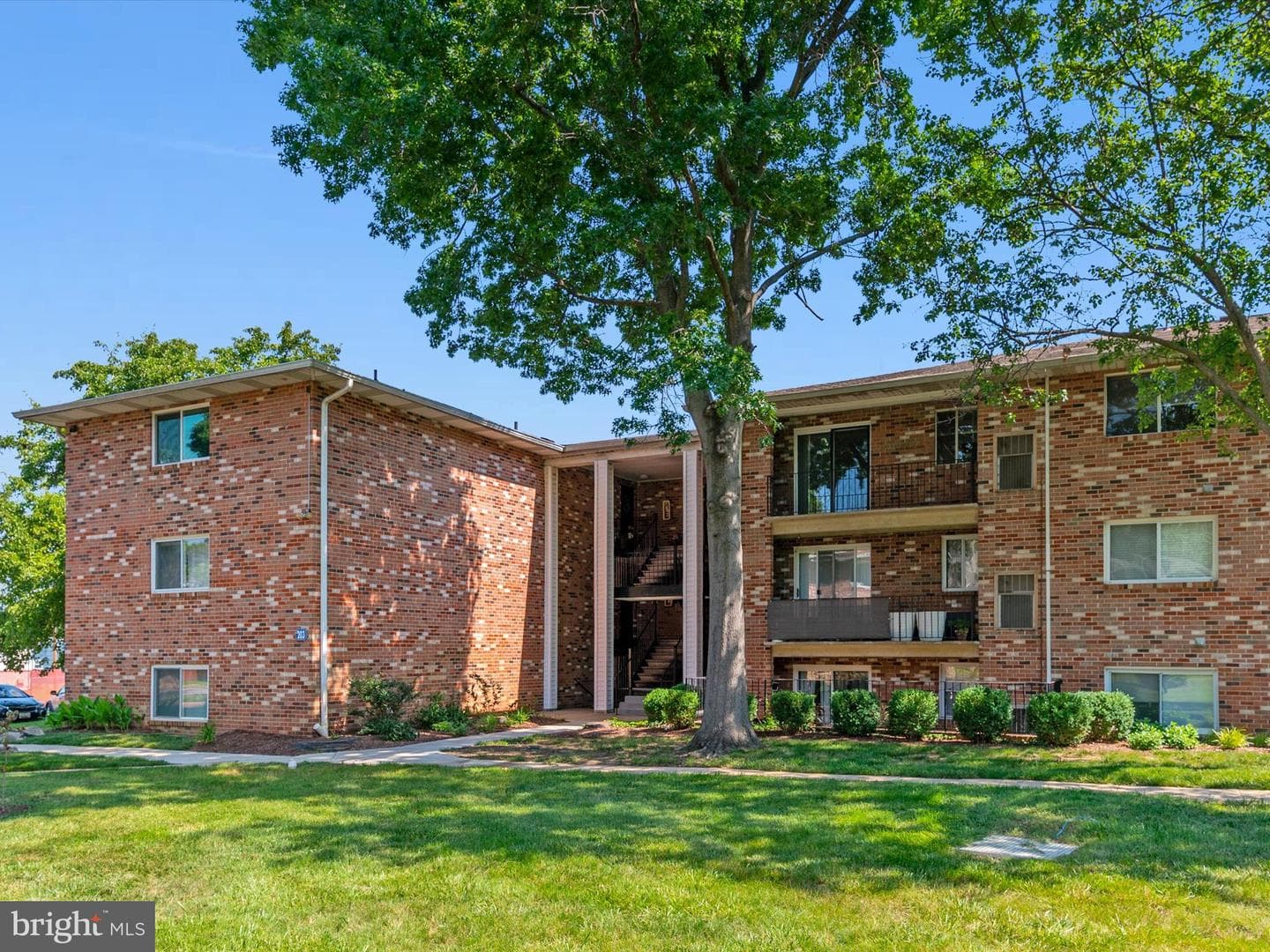 203 Victor Parkway #203l photo 2