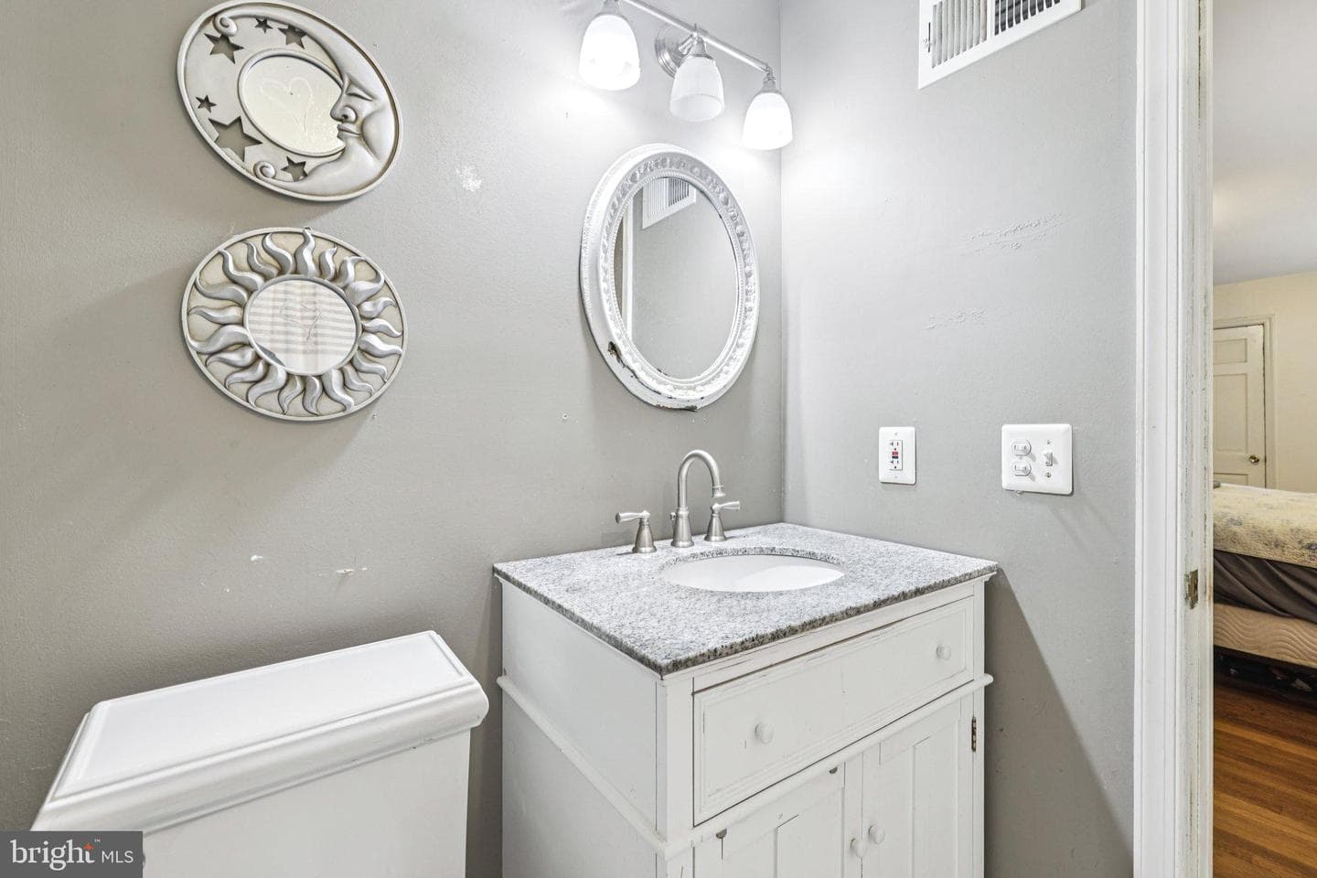 1602 Farnborn Street photo 20