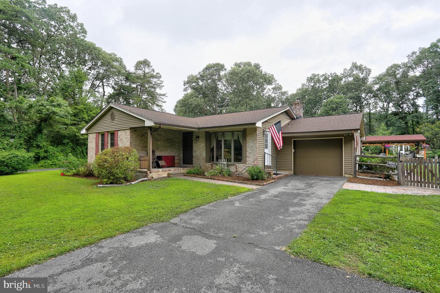 210 Pinewood Drive photo 2