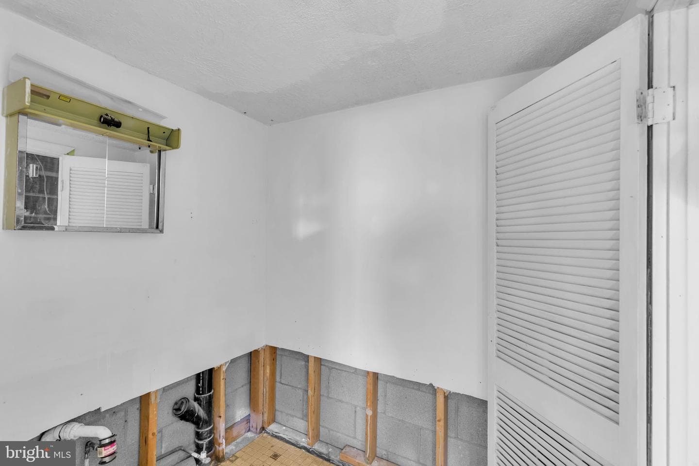 536 West Court photo 27