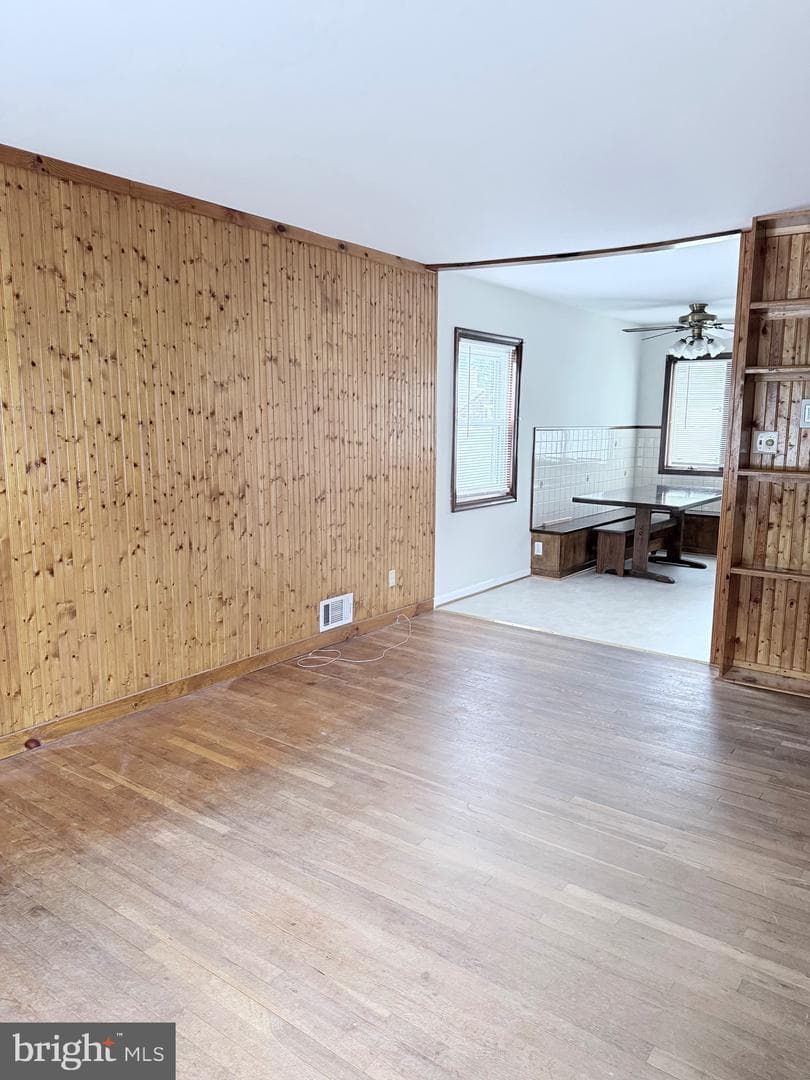 210 Hollywood Court photo 3