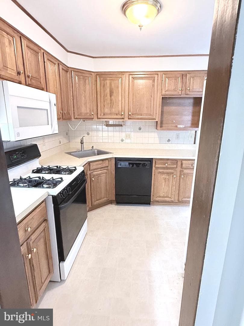 210 Hollywood Court photo 6