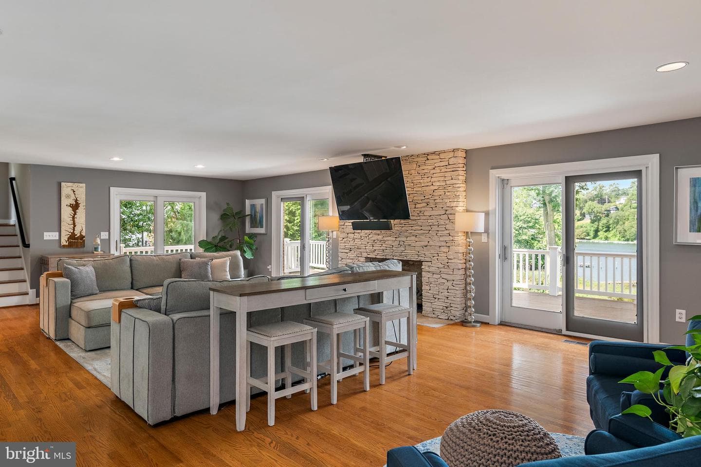 812 Coachway photo 15