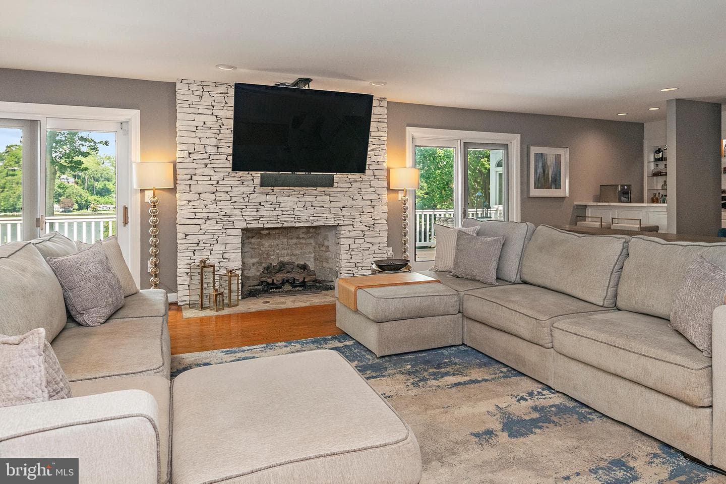 812 Coachway photo 16