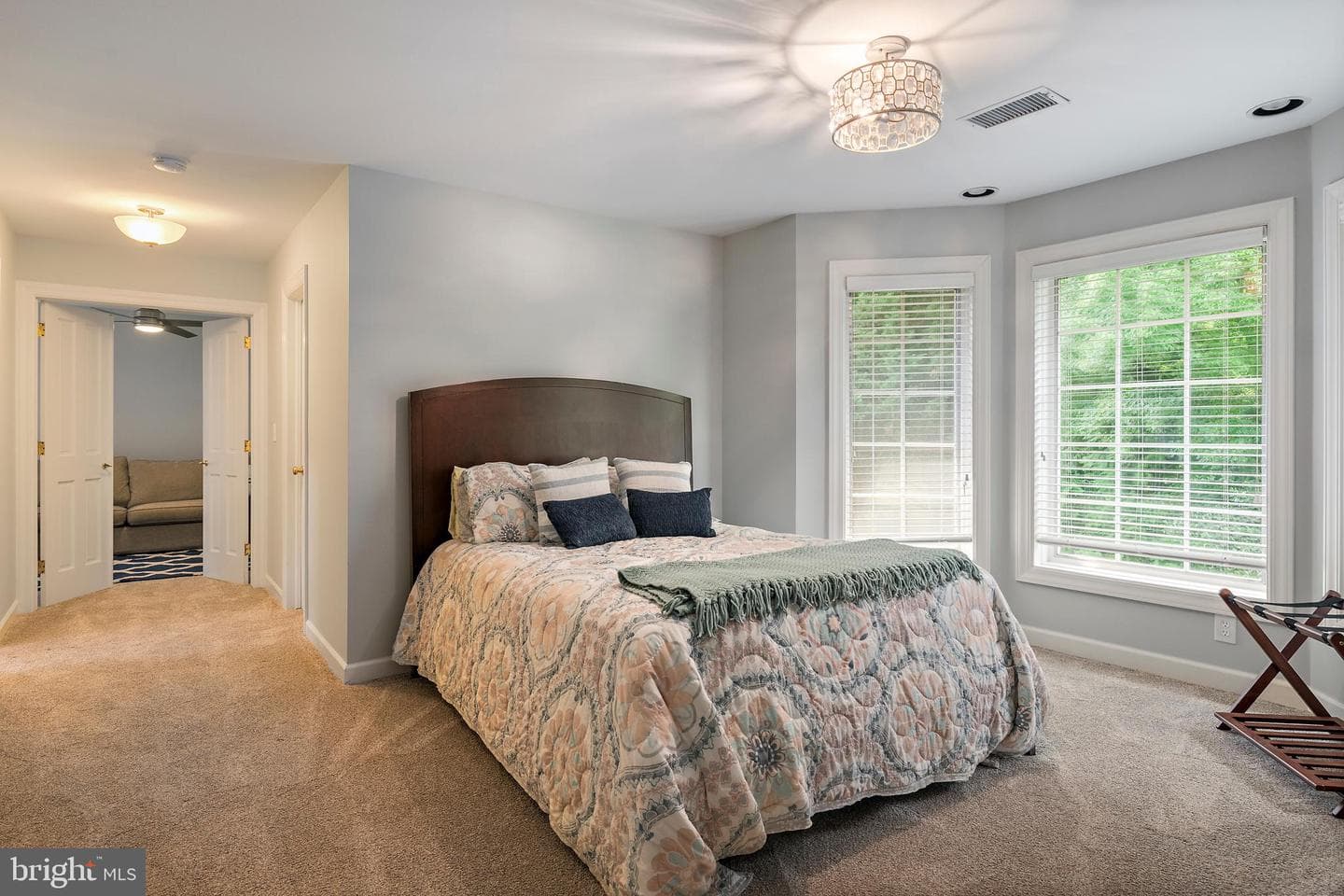 812 Coachway photo 39