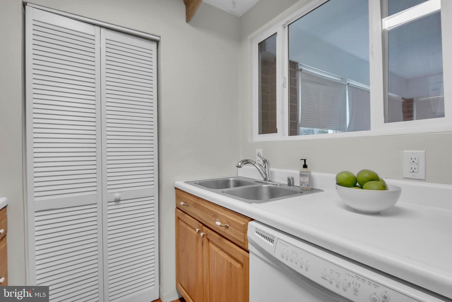 613 Binsted Road photo 14