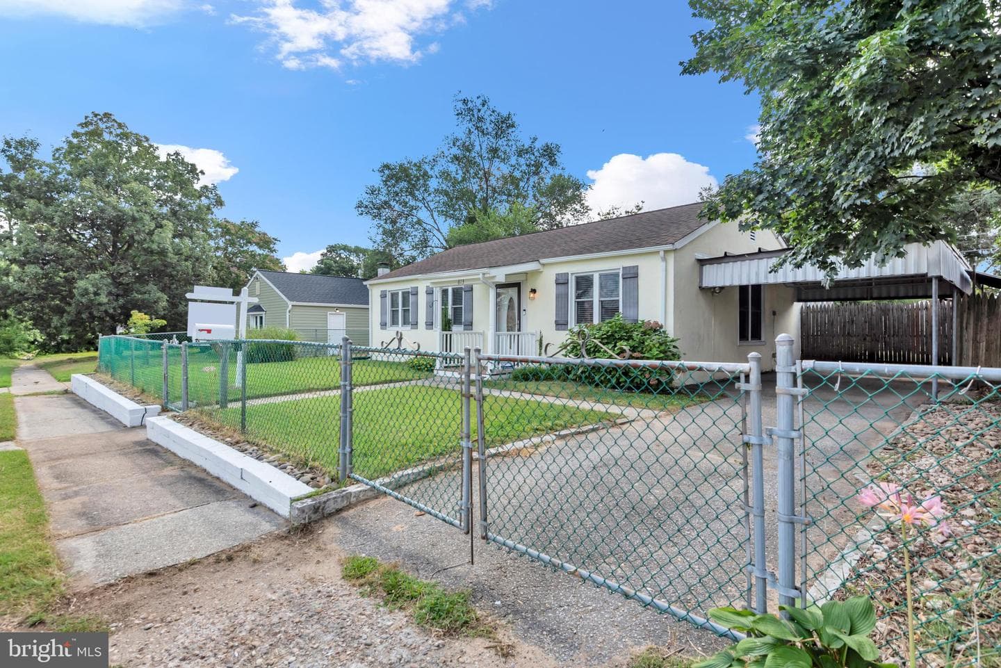 613 Binsted Road photo 40