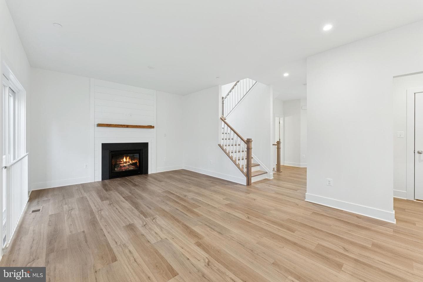 110 Overlea Drive E photo 5