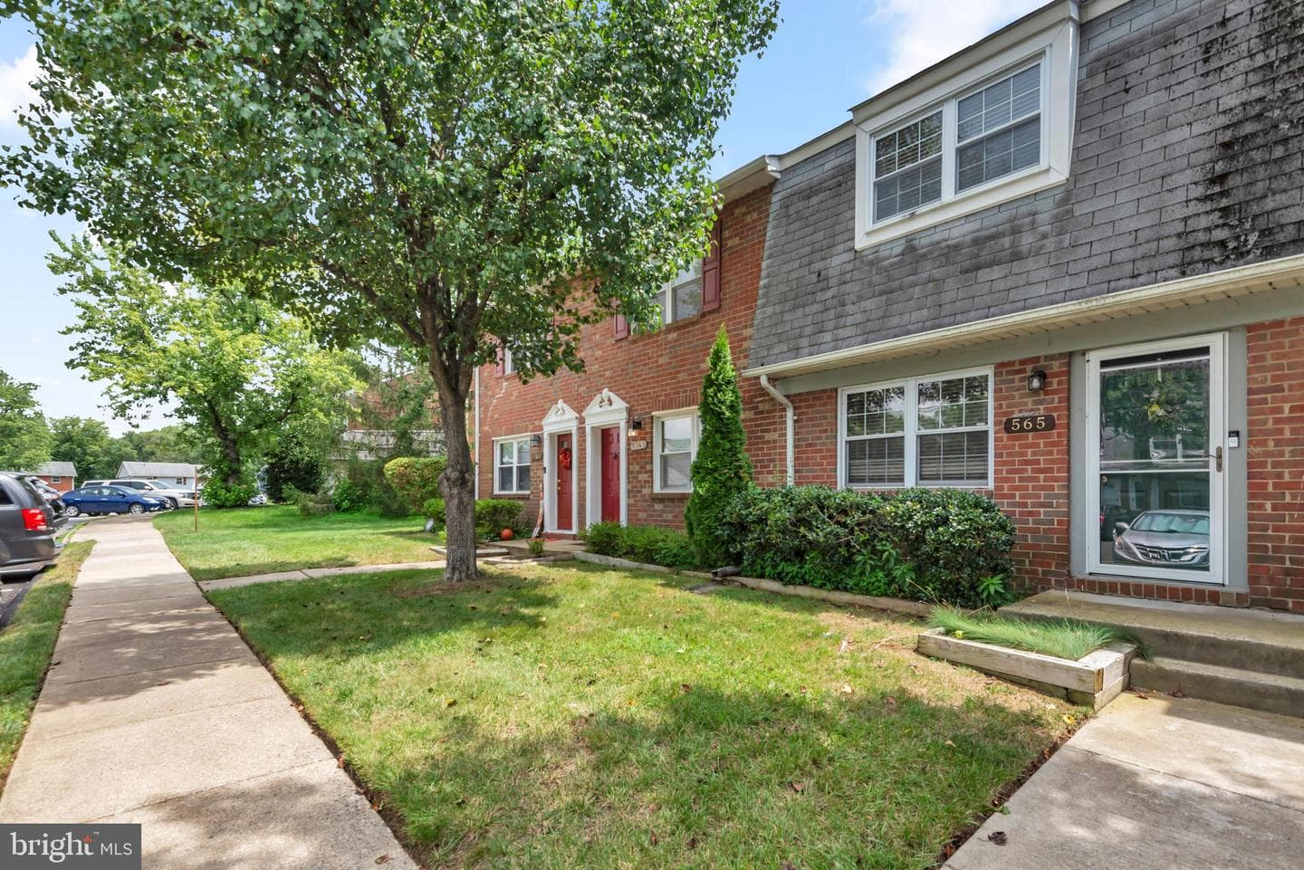 565 Belmawr Place photo 2