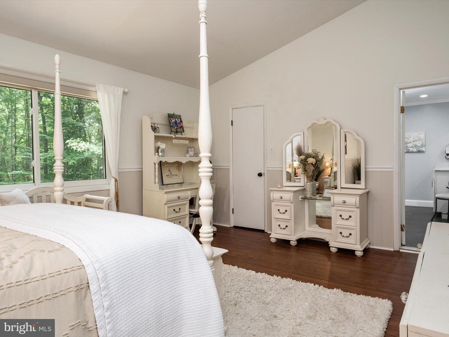 966 Coachway photo 30
