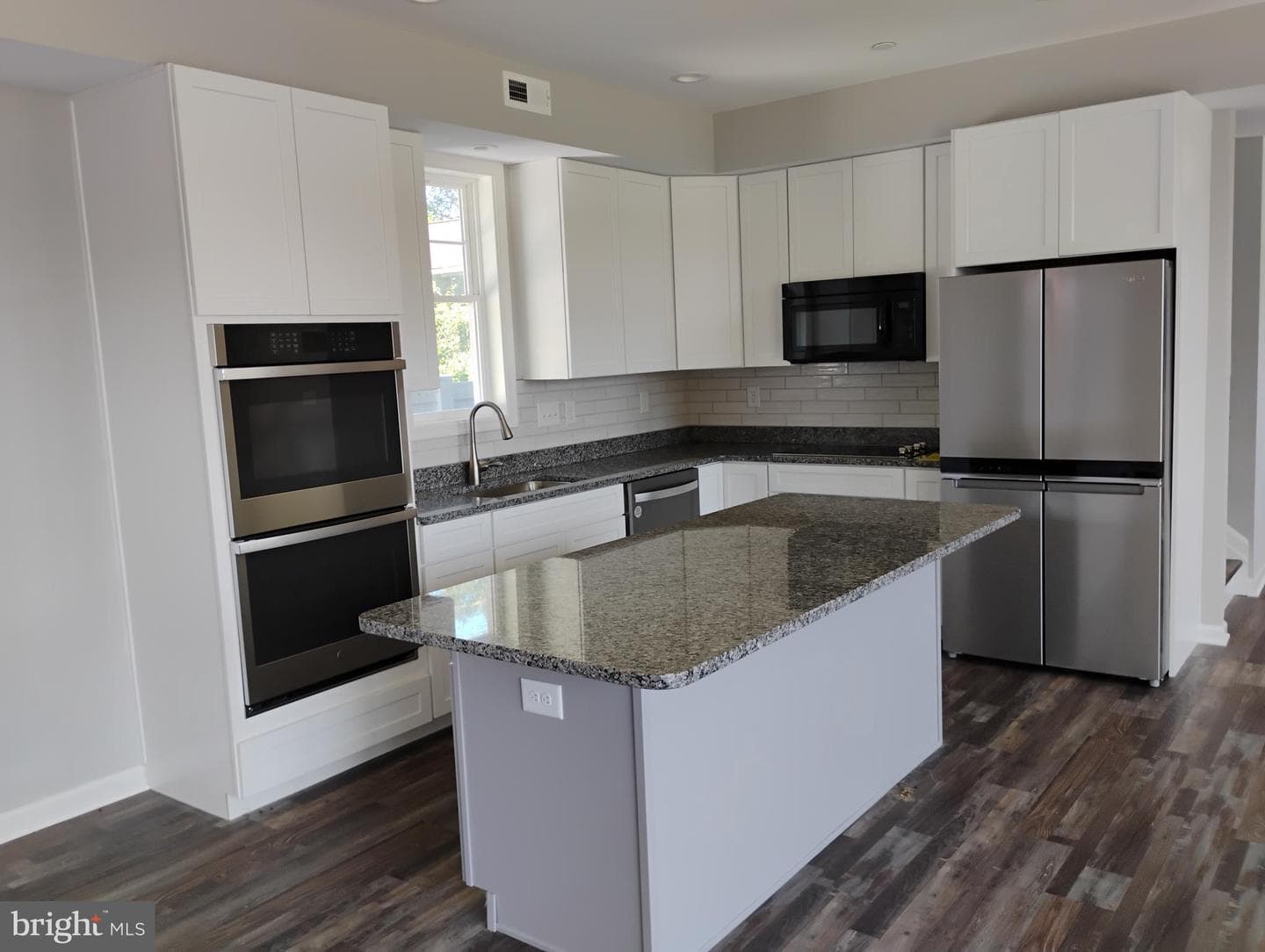 342 Beach Avenue photo 10
