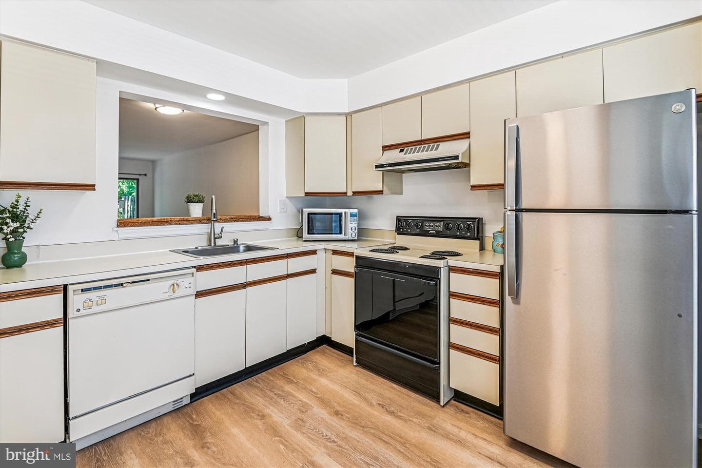 988 Breakwater Drive photo 2