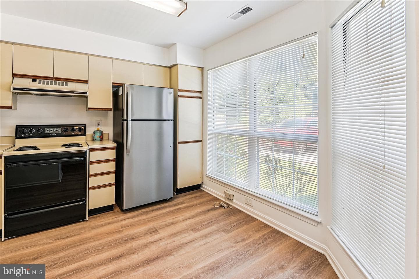 988 Breakwater Drive photo 3