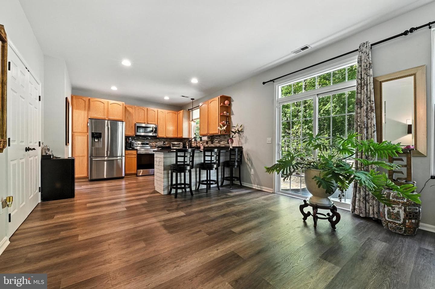 7068 Myrtle Avenue photo 9