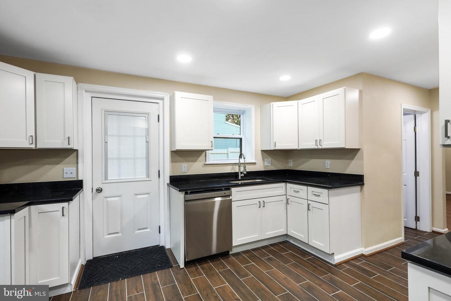607 Wellham Avenue photo 10