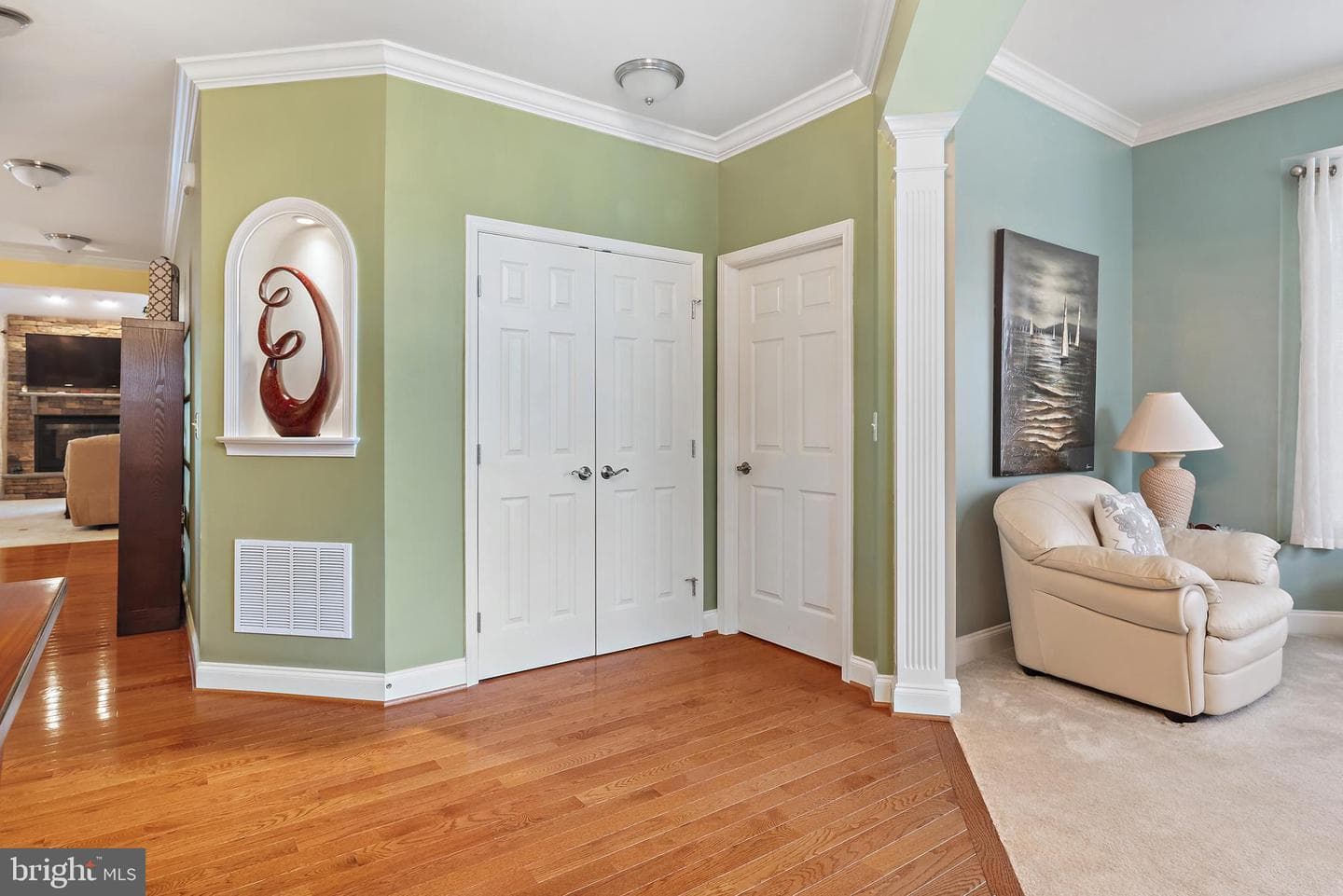 539 Donner Way photo 8
