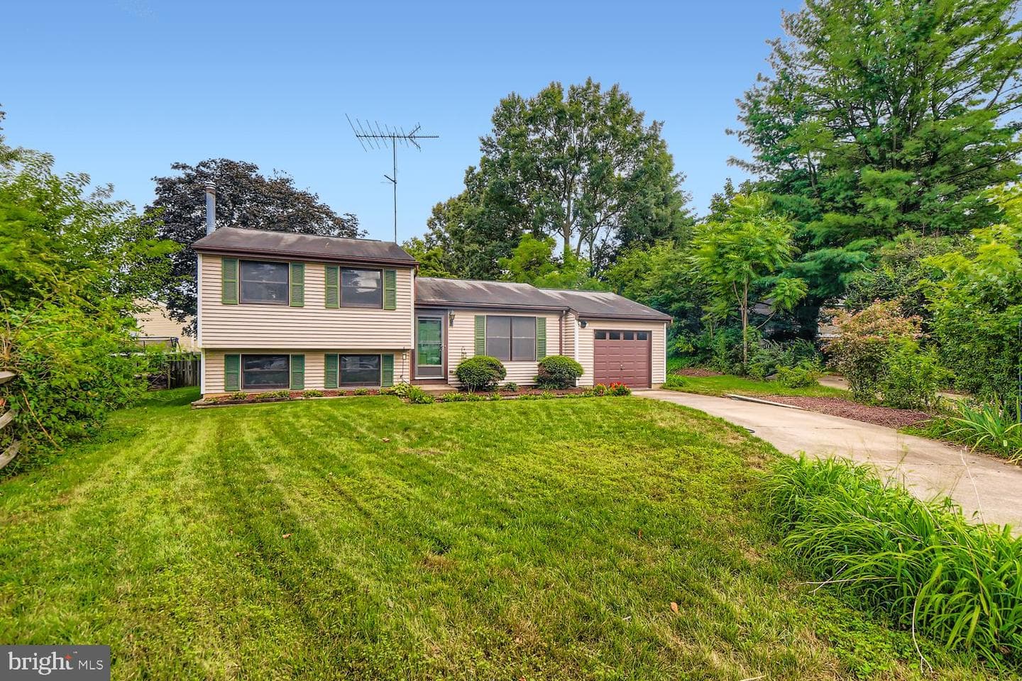 7735 Leaside Court photo 3