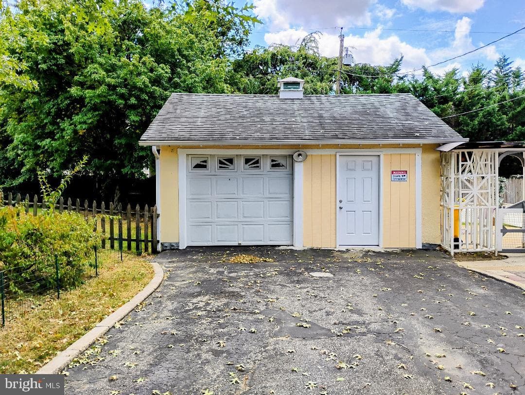 305 Greenwood Road photo 41