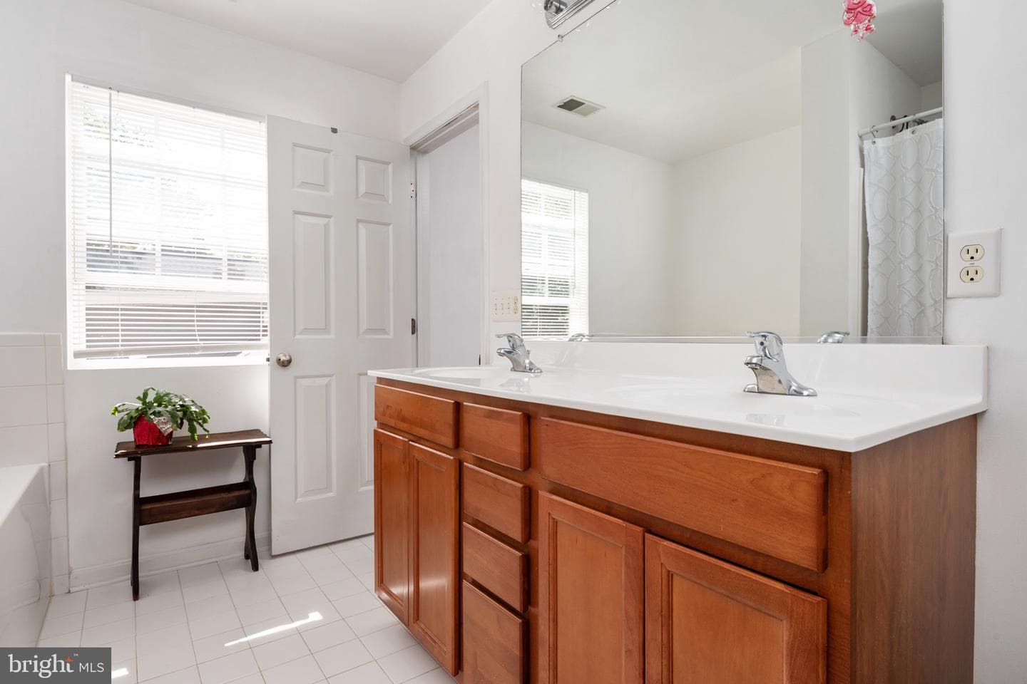 5547 Exeter Street photo 18
