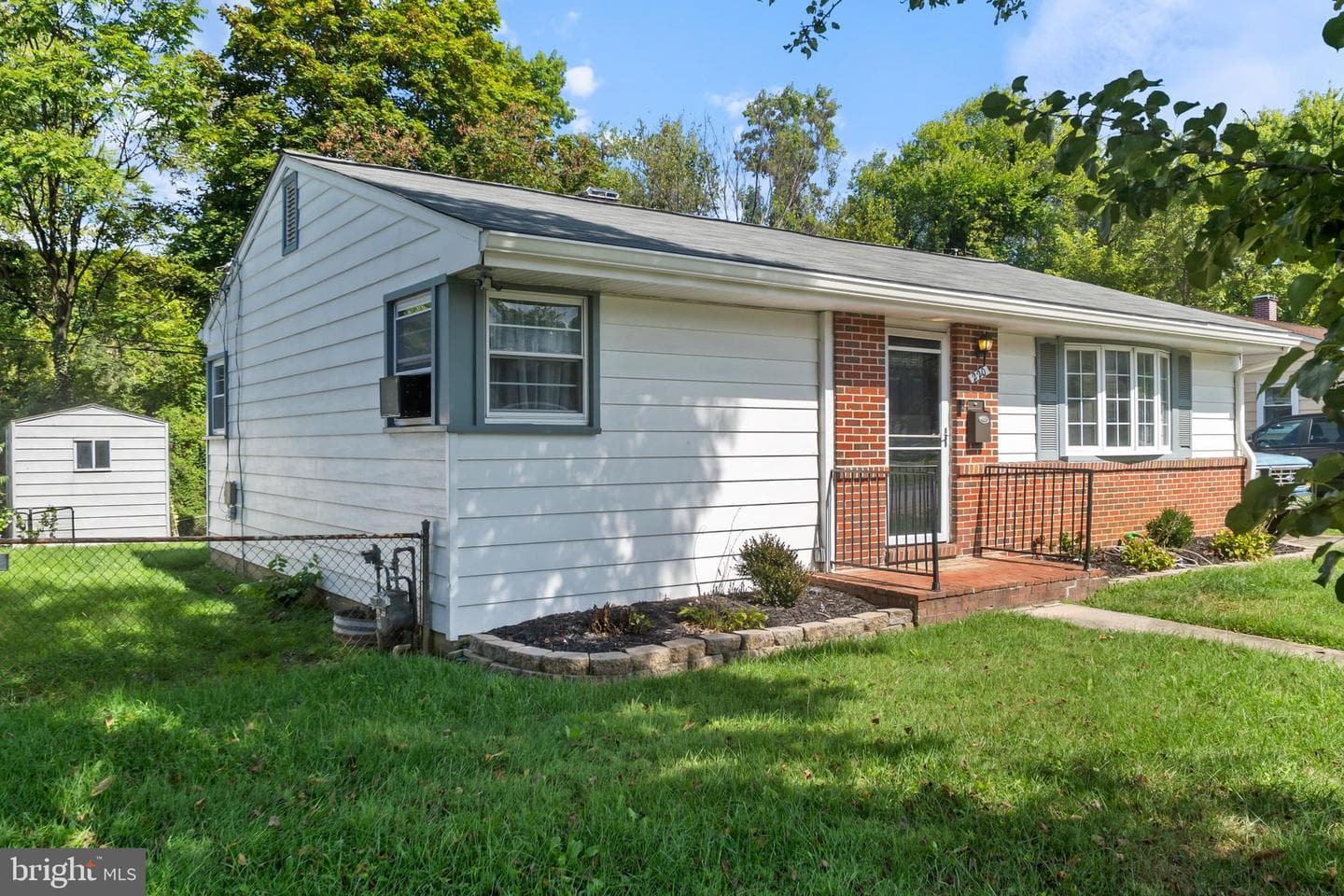 220 Cheddington Road photo 3