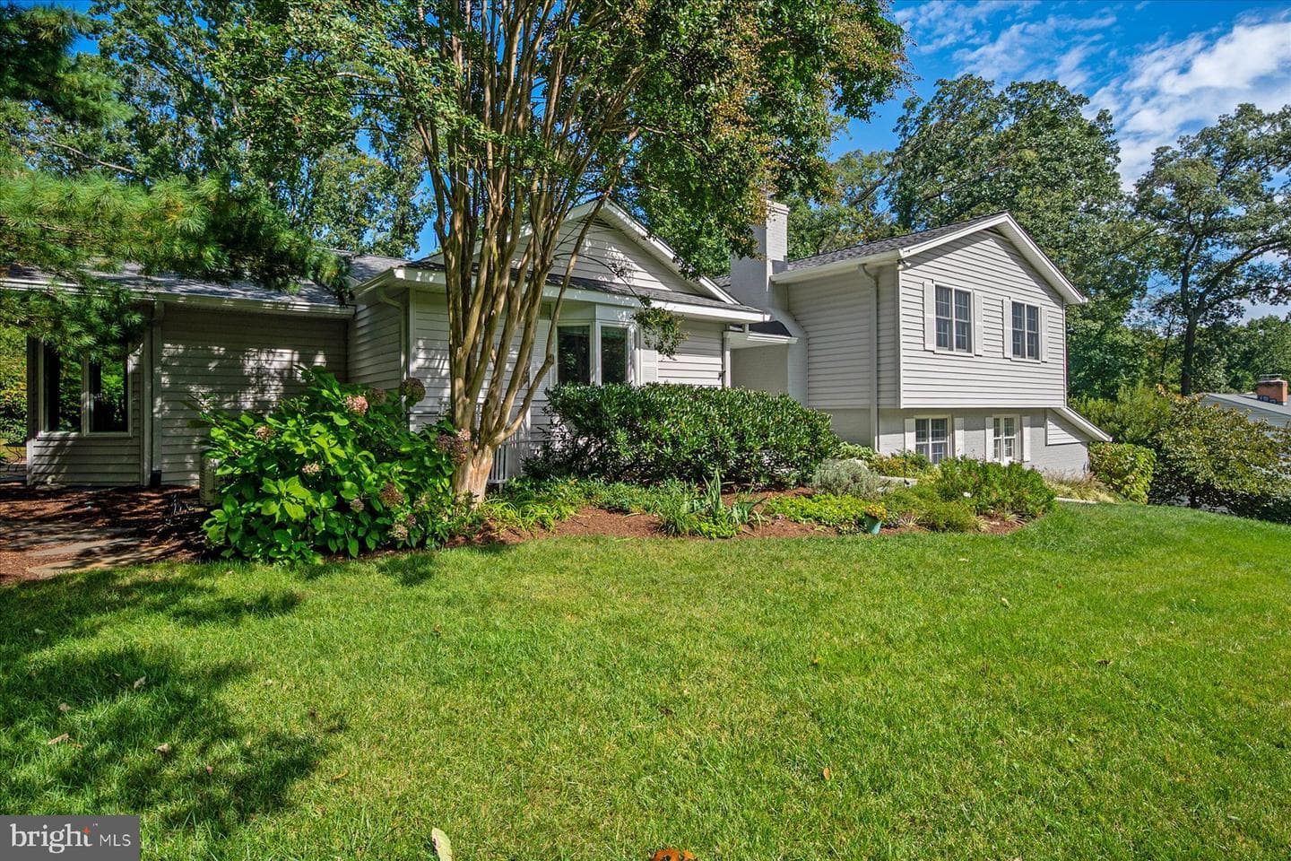 682 Carlisle Drive photo 2