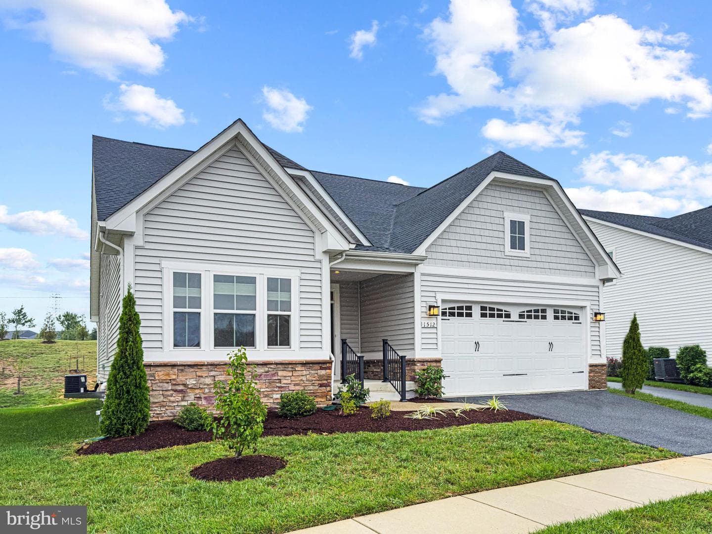 1512 Catbriar Way photo 2