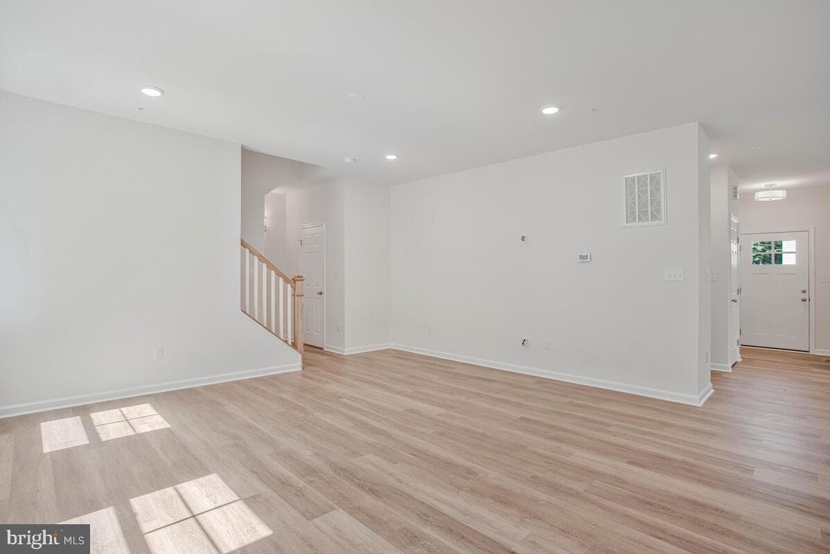 406 Warwick photo 14