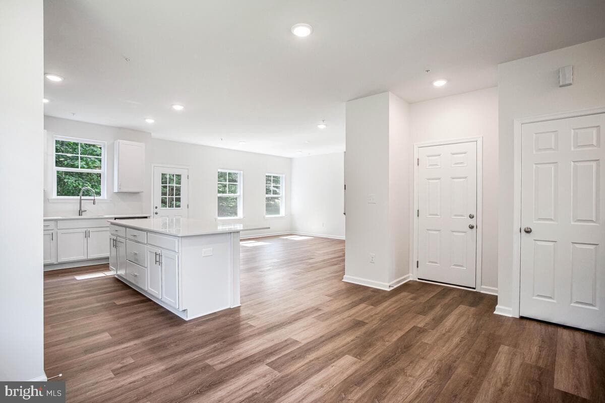 406 Warwick photo 7