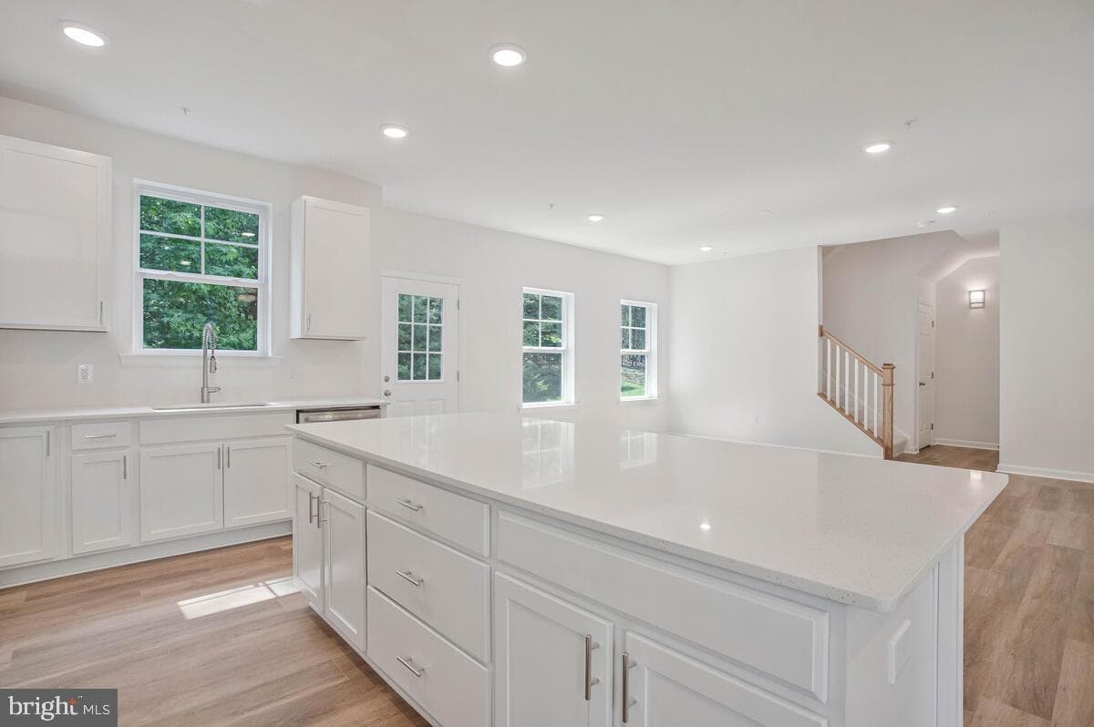 406 Warwick photo 9