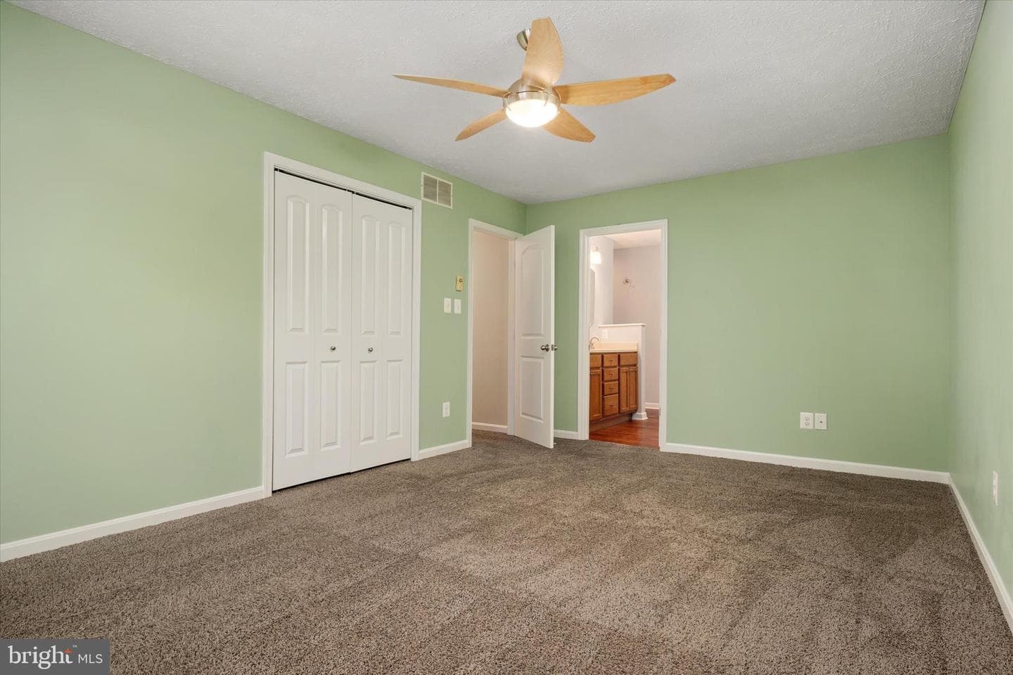 249 Overleaf Drive photo 27