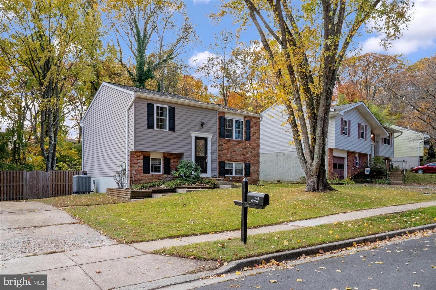 249 Overleaf Drive photo 3
