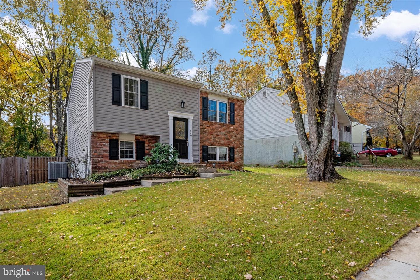 249 Overleaf Drive photo 4