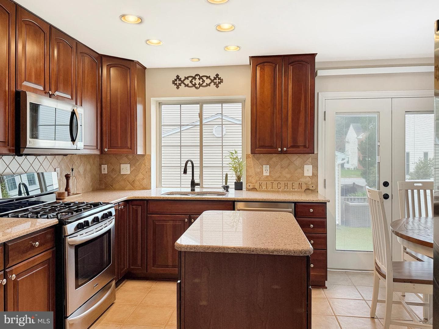 8001 Foxglen Court photo 3