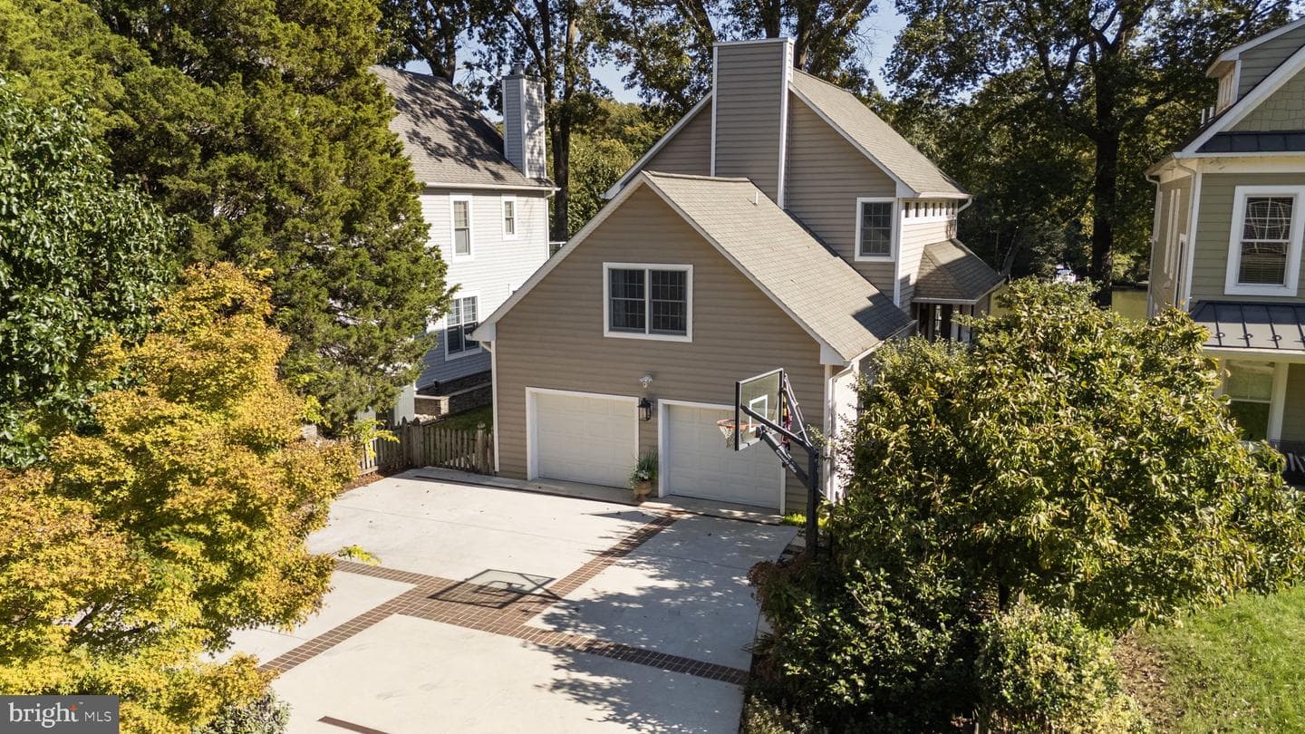 975 Phillips Drive photo 2