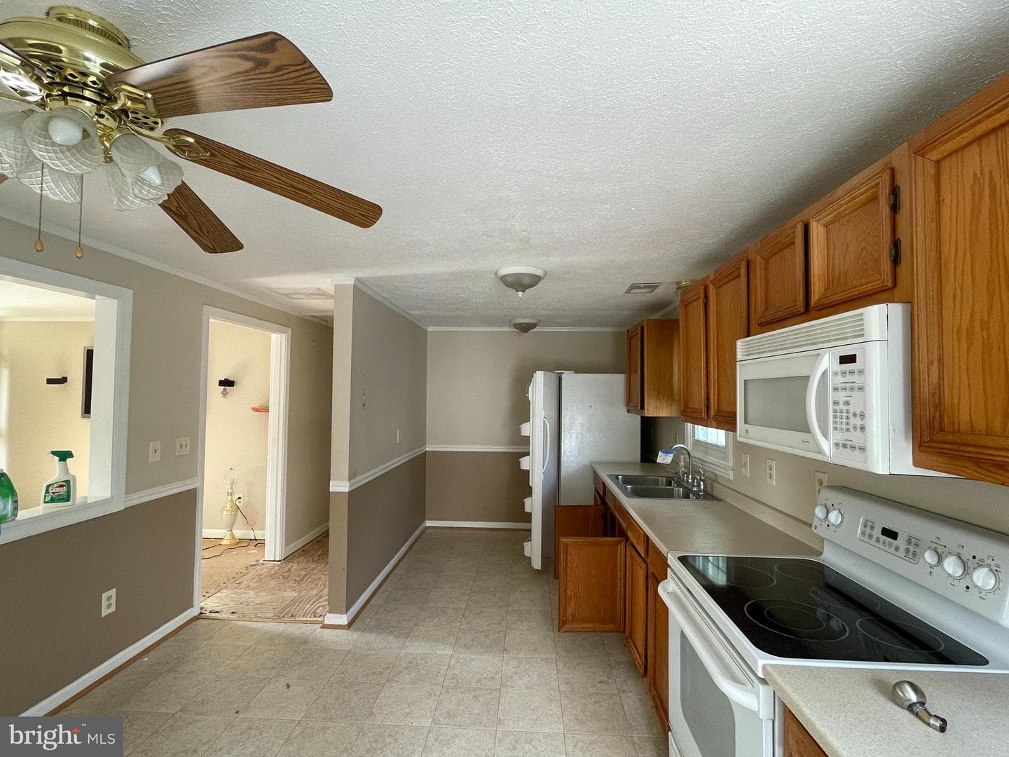 8537 Creek Road photo 3