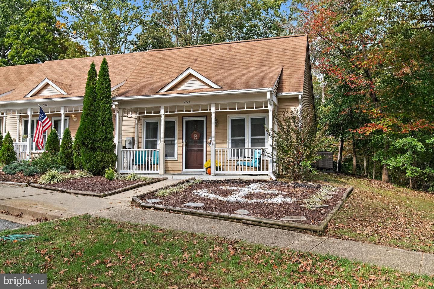 932 Riversedge Circle photo 2