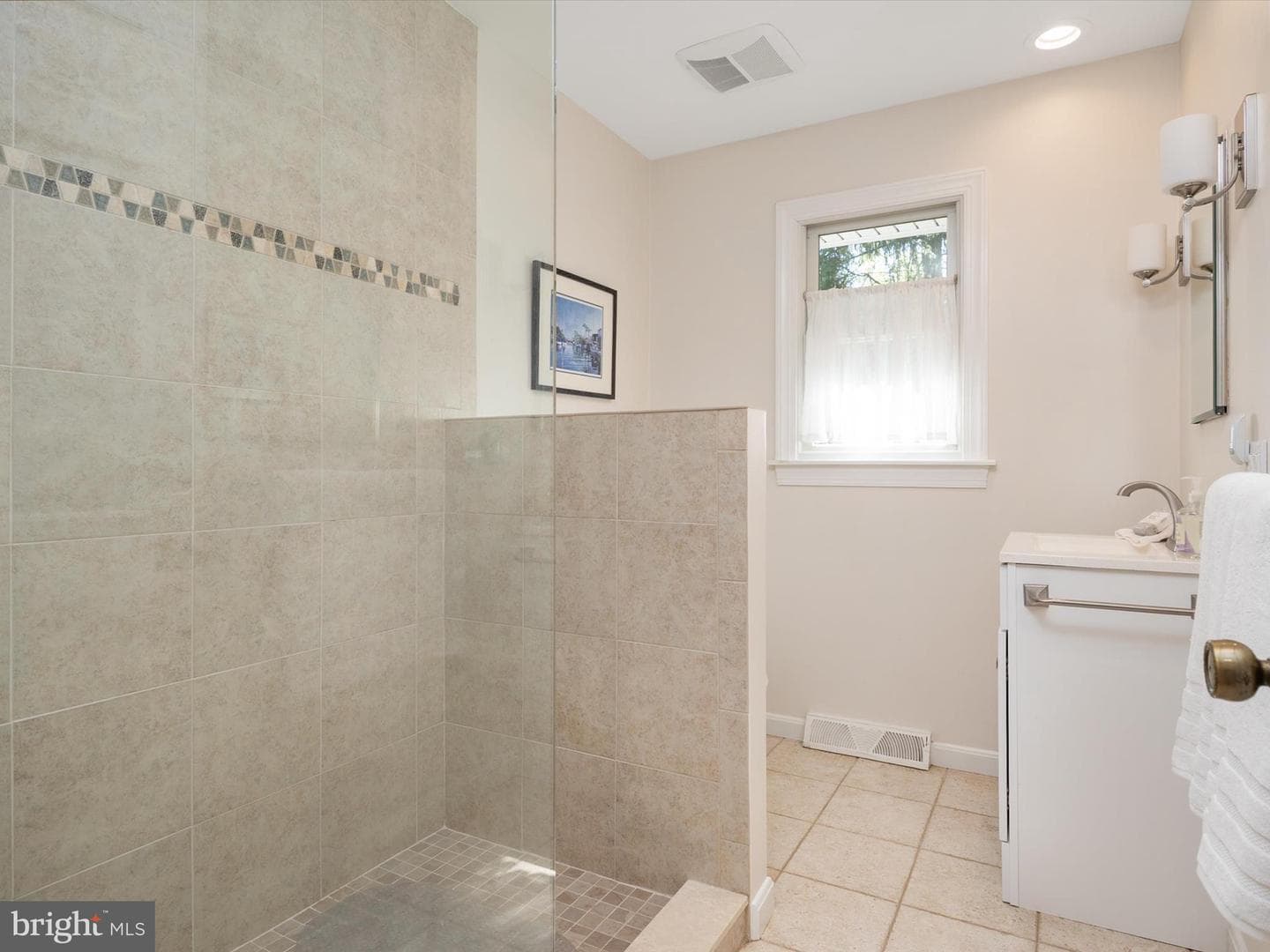 1676 Saint Albans Square photo 31
