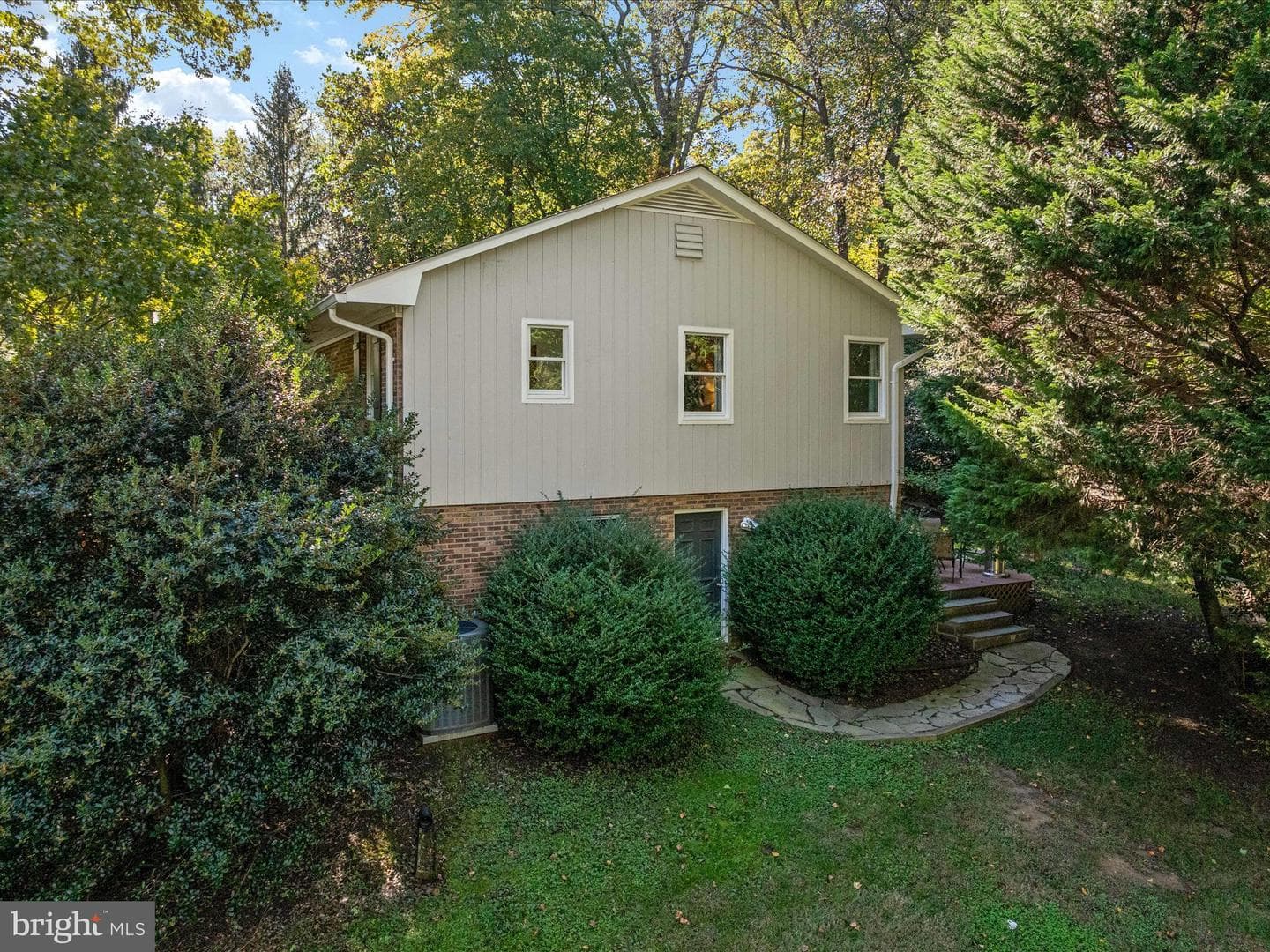 1676 Saint Albans Square photo 44