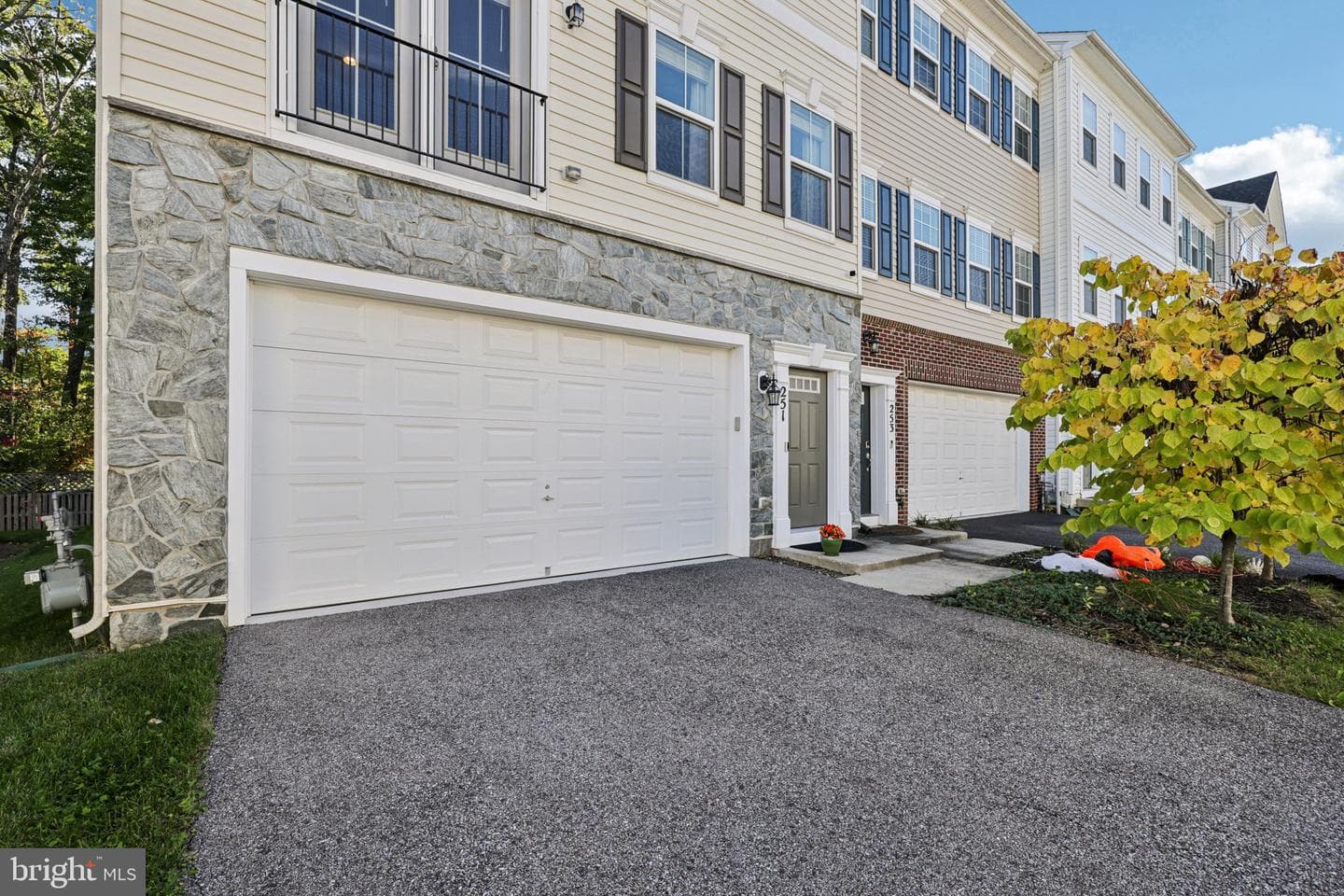 251 Oakview Village Drive photo 2