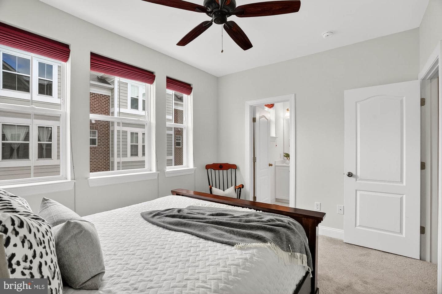 606 James Walker Place photo 32