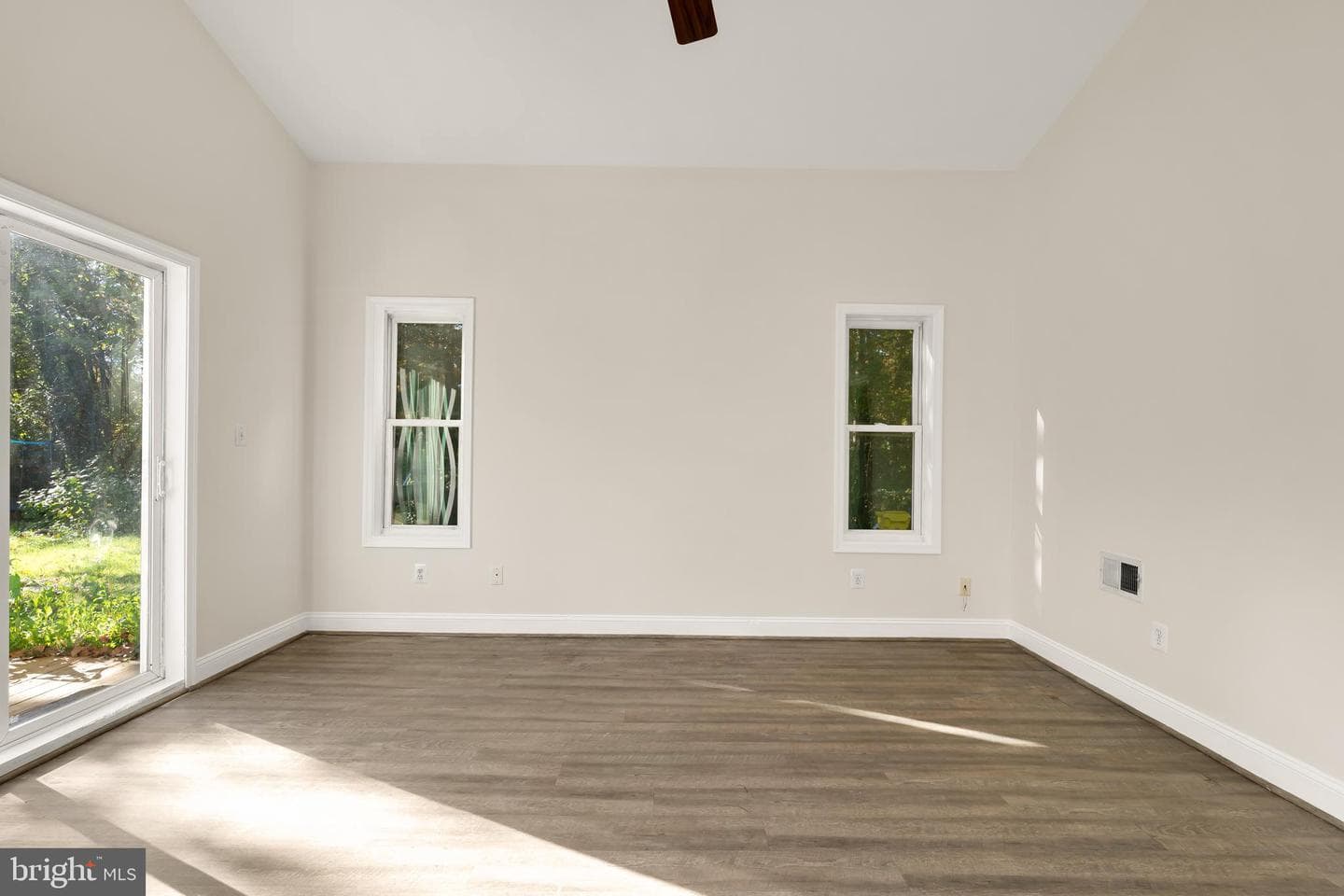 1207 Thompson Avenue photo 15