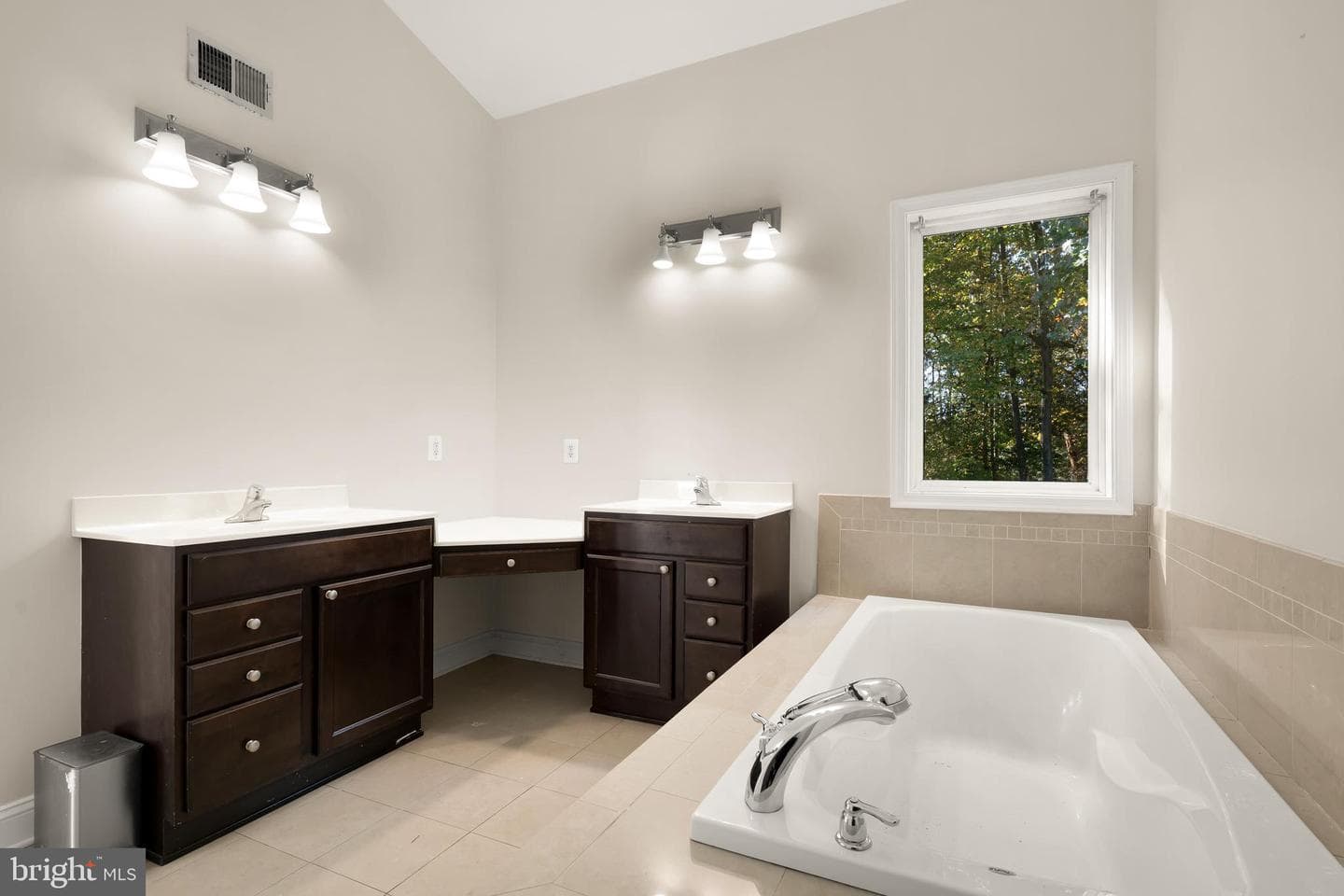 1207 Thompson Avenue photo 17