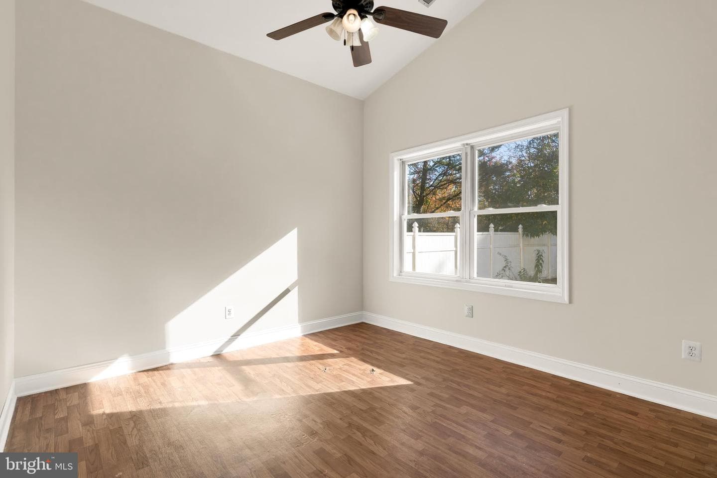 1207 Thompson Avenue photo 21