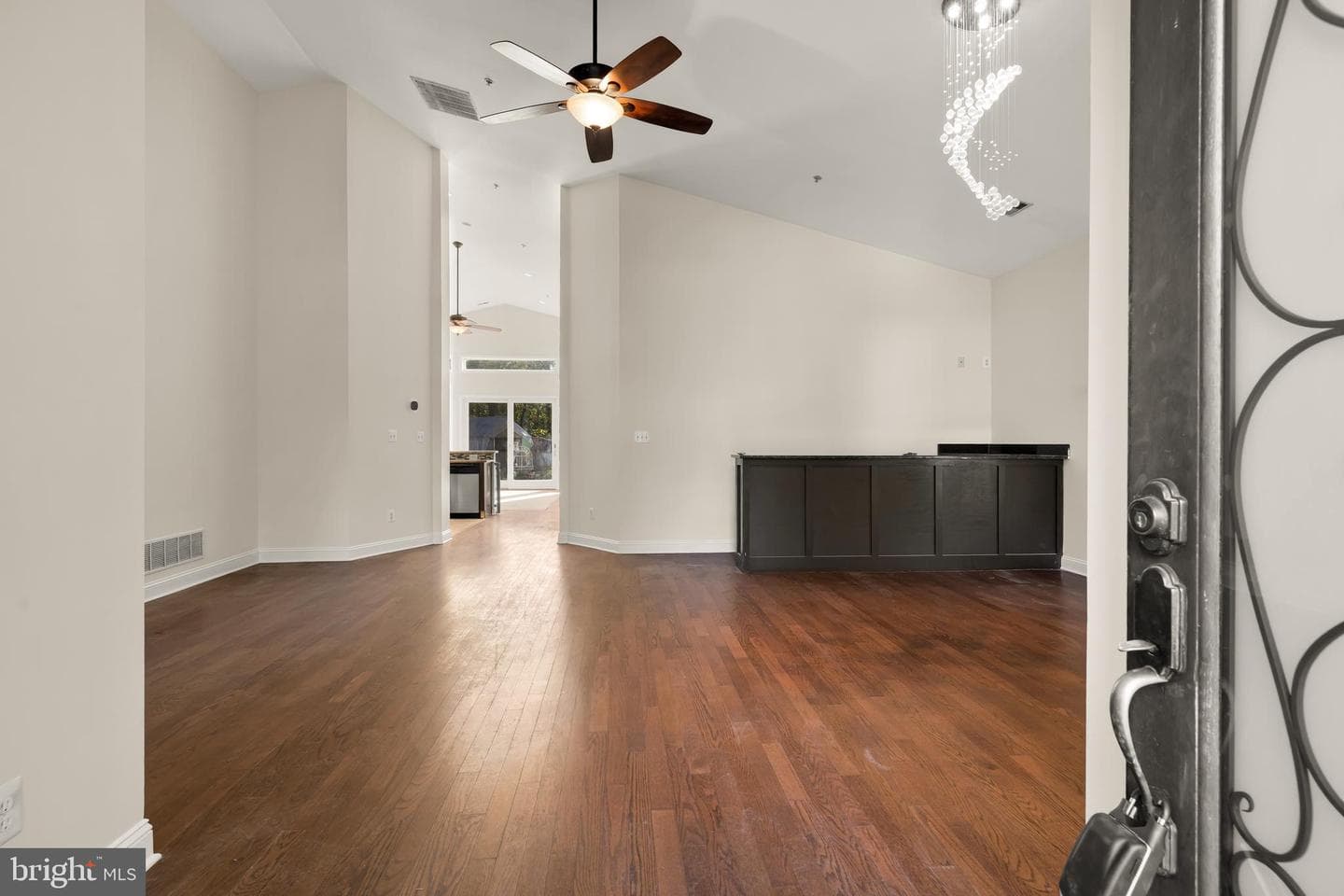 1207 Thompson Avenue photo 3