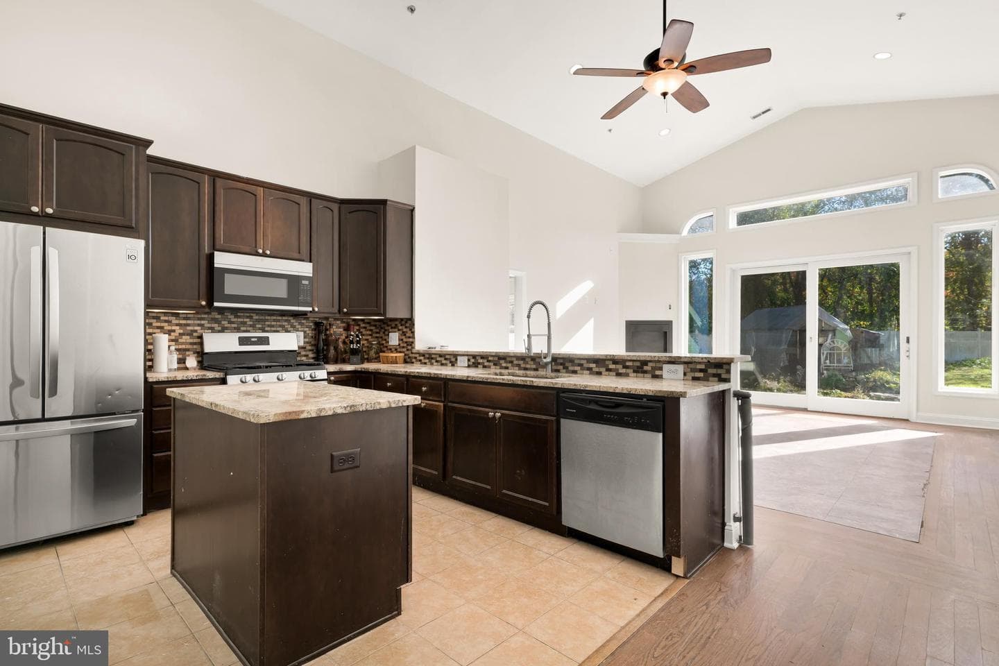 1207 Thompson Avenue photo 7
