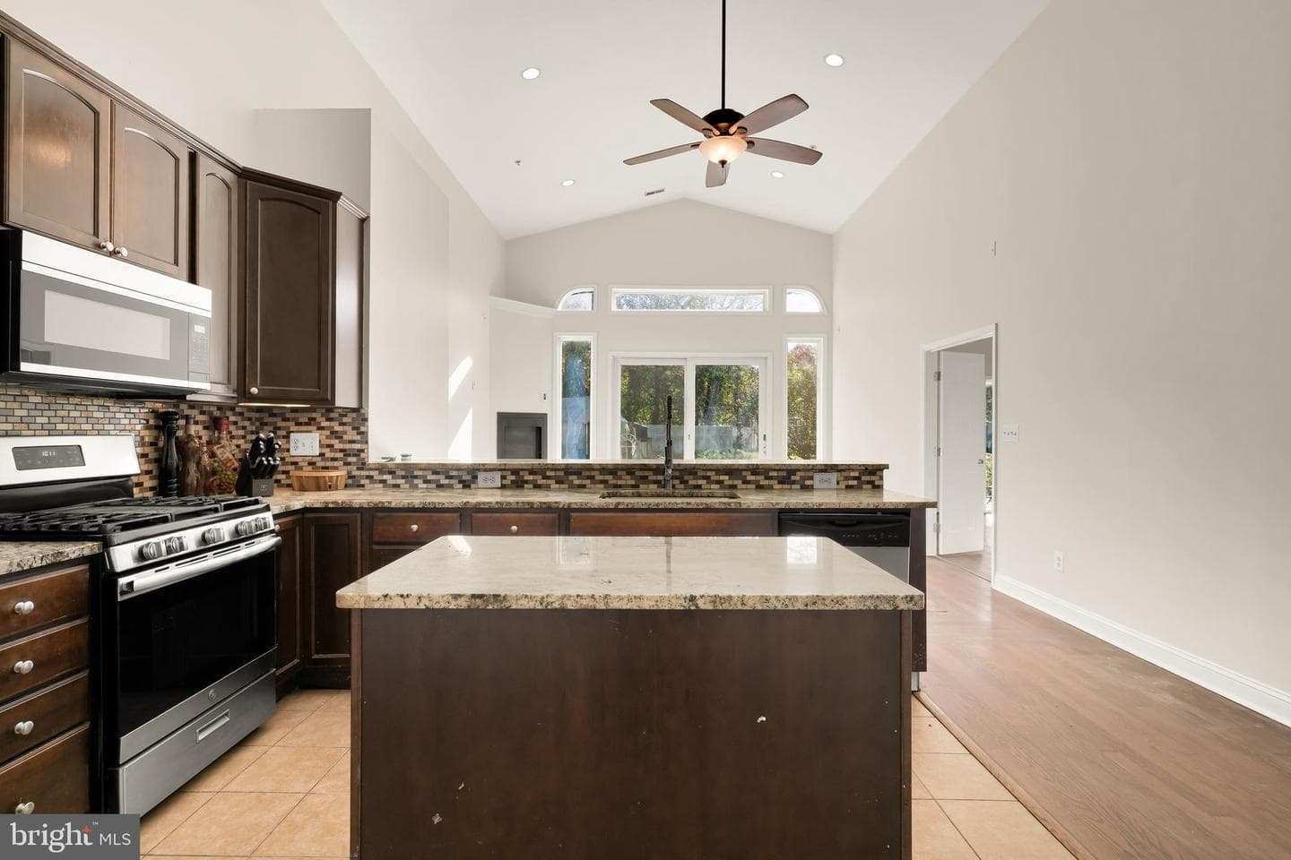 1207 Thompson Avenue photo 8