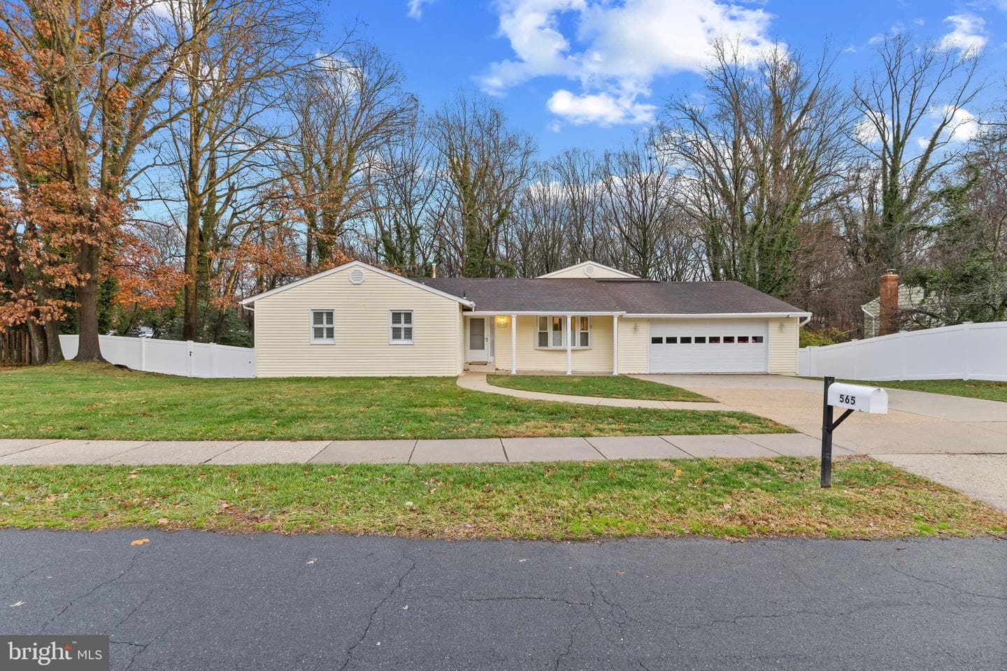 565 Wayward Dr photo 1