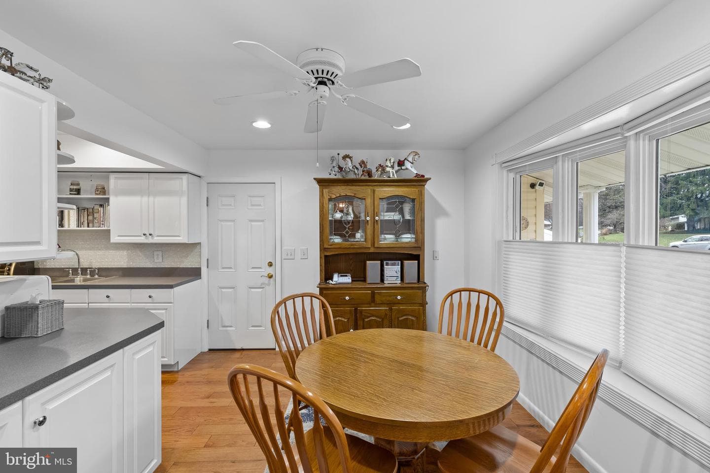 565 Wayward Dr photo 4