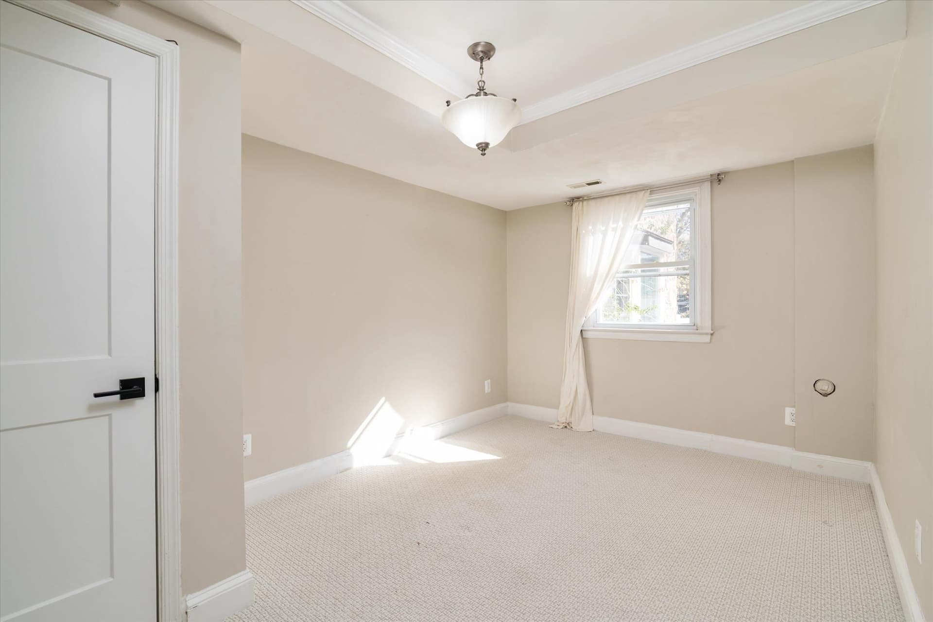 610 E Marshall Avenue photo 17
