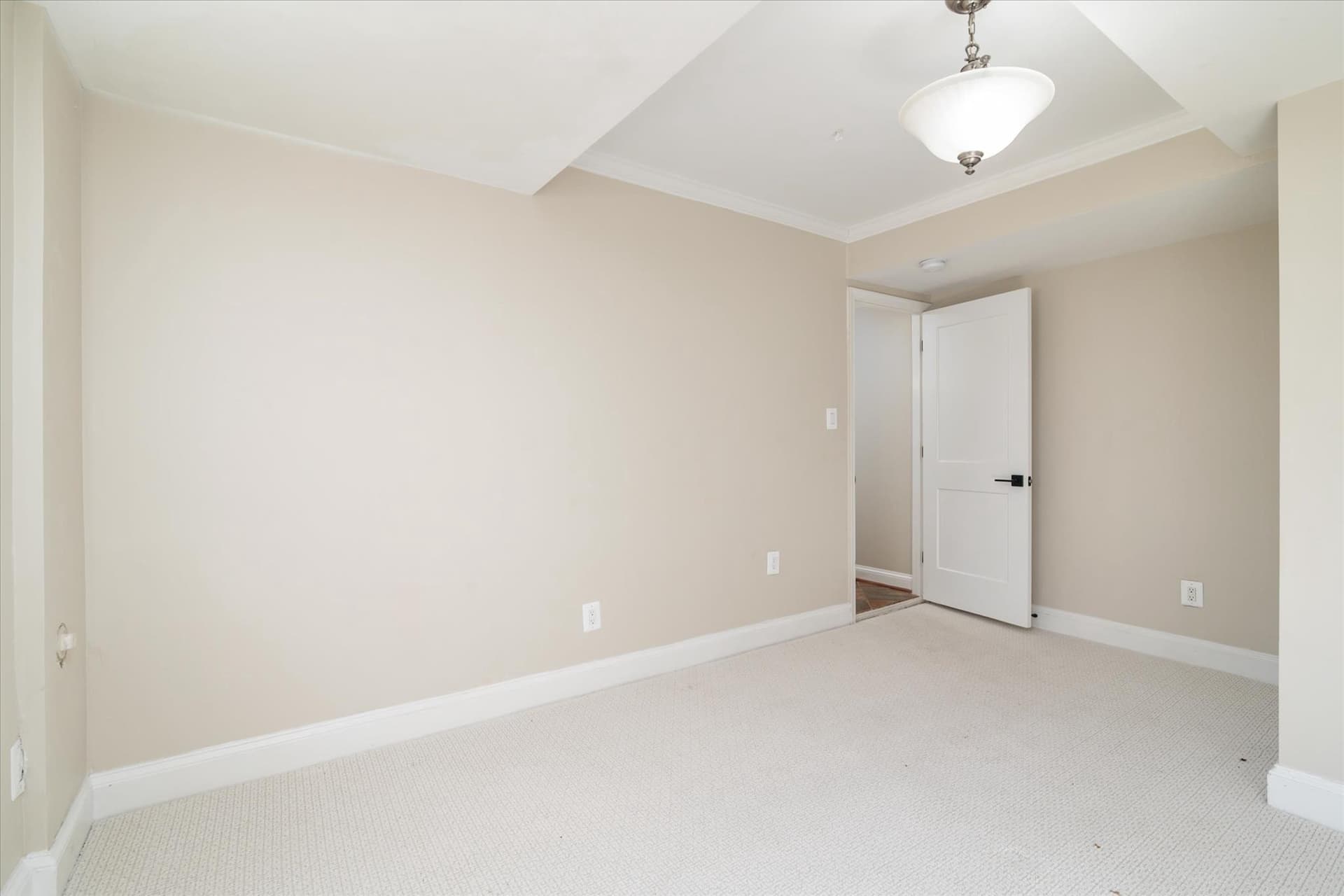 610 E Marshall Avenue photo 18